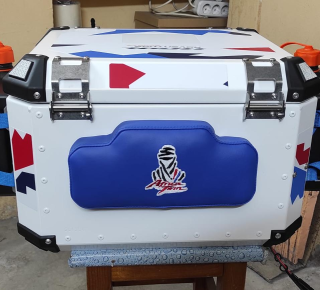 Кастомный логотип на спинку 