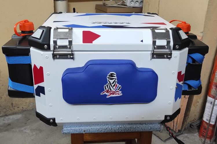 Кастомный логотип на спинку 